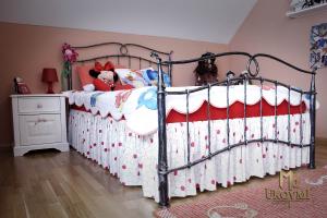 Kovaná posteľ - romantický nábytok (NBK-255)
