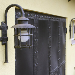 Kované nástenné svietidlo KLASIK Veľký - exteriérová lampa (SE0401)