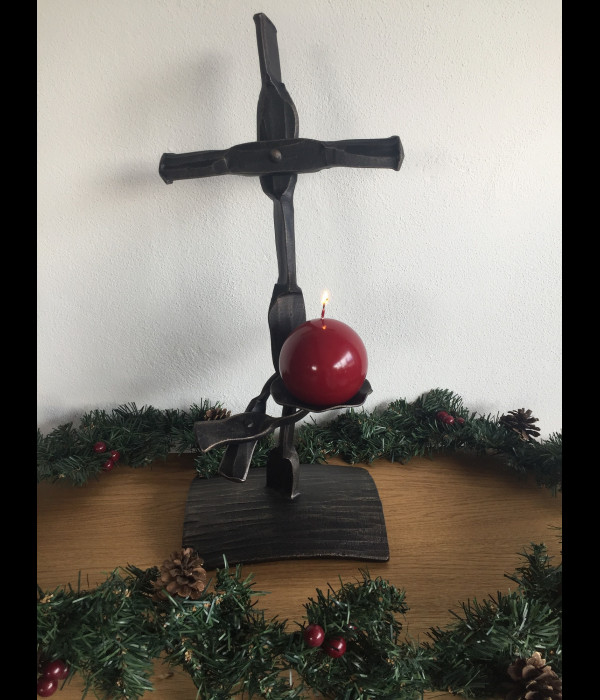 Chandelier en fer forgé – CRUCIFIX
