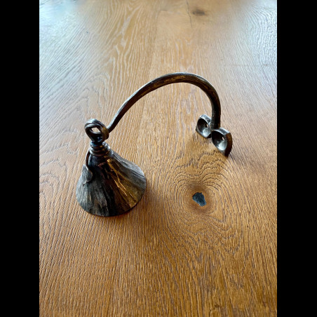 Petite cloche en fer forgé avec support