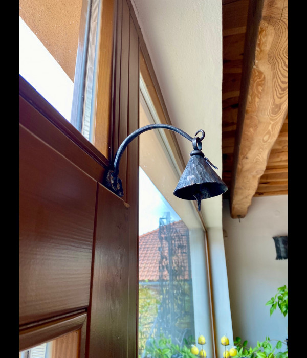 Petite cloche en fer forgé avec support