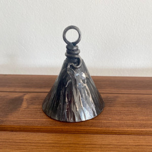 Grande cloche forgée