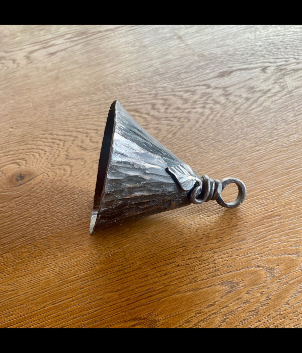 Grande cloche forgée