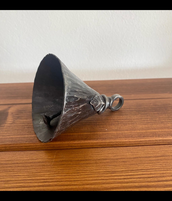 Grande cloche forgée