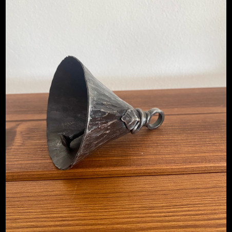 Grande cloche forgée