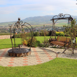 Balancelle de jardin en fer forgé - meuble de luxe