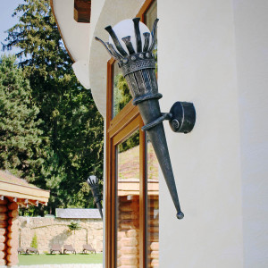 Kovaná nástenná lampa FAKĽA - exteriérové svietidlo (SE0700)
