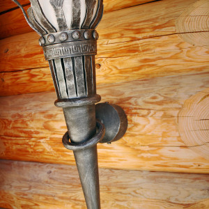 Kovaná nástenná lampa FAKĽA - exteriérové svietidlo (SE0700)