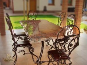 A wrought iron table - garden furniture (NBK-107)